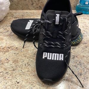 Women’s Puma sz 9